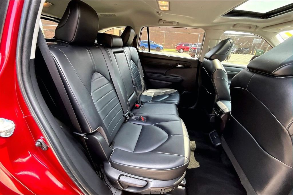 Used 2022 Toyota Highlander XLE FWD image 26