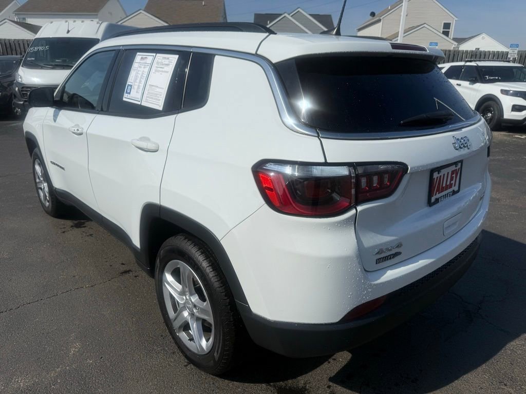 Used 2023 Jeep Compass Latitude w/ Convenience Group AWD/4WD image 5