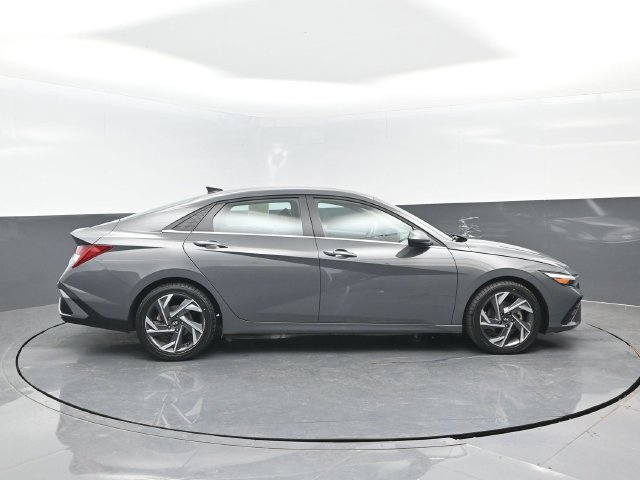 Used 2025 Hyundai Elantra SEL FWD image 3