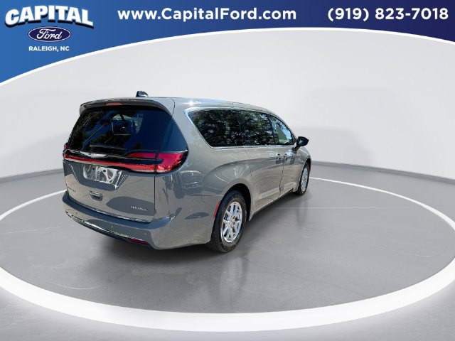 Used 2025 Chrysler Pacifica Select FWD image 8