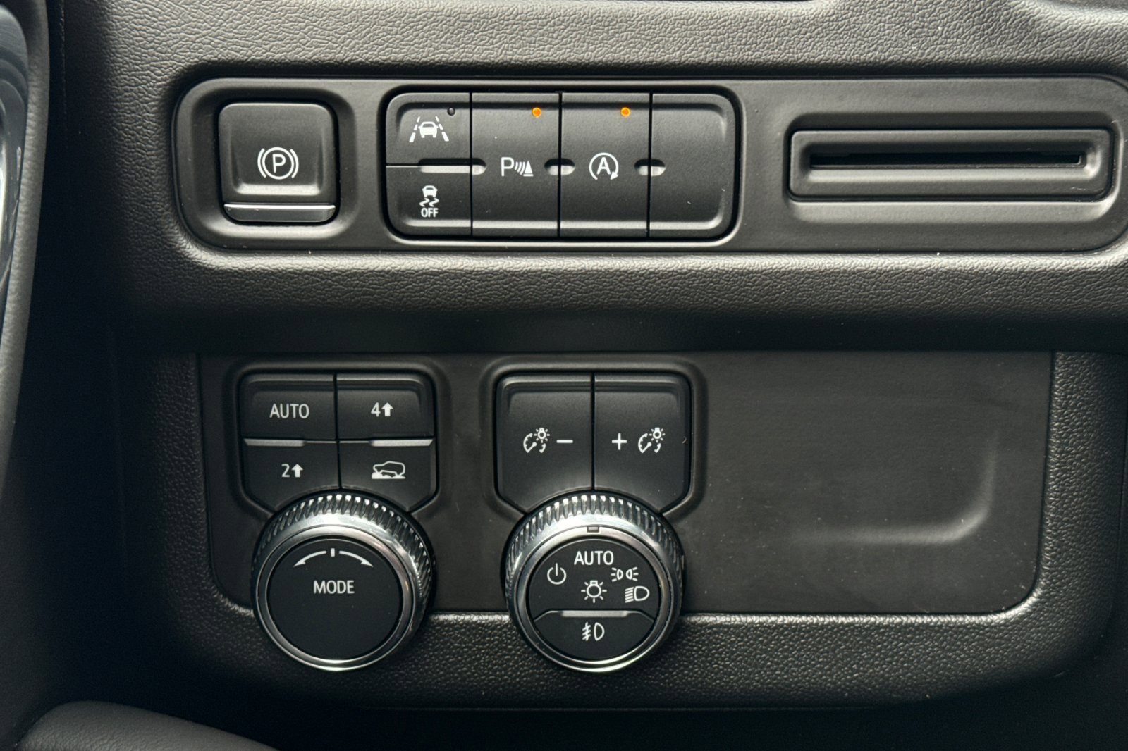 Used 2024 GMC Yukon XL SLE image 28