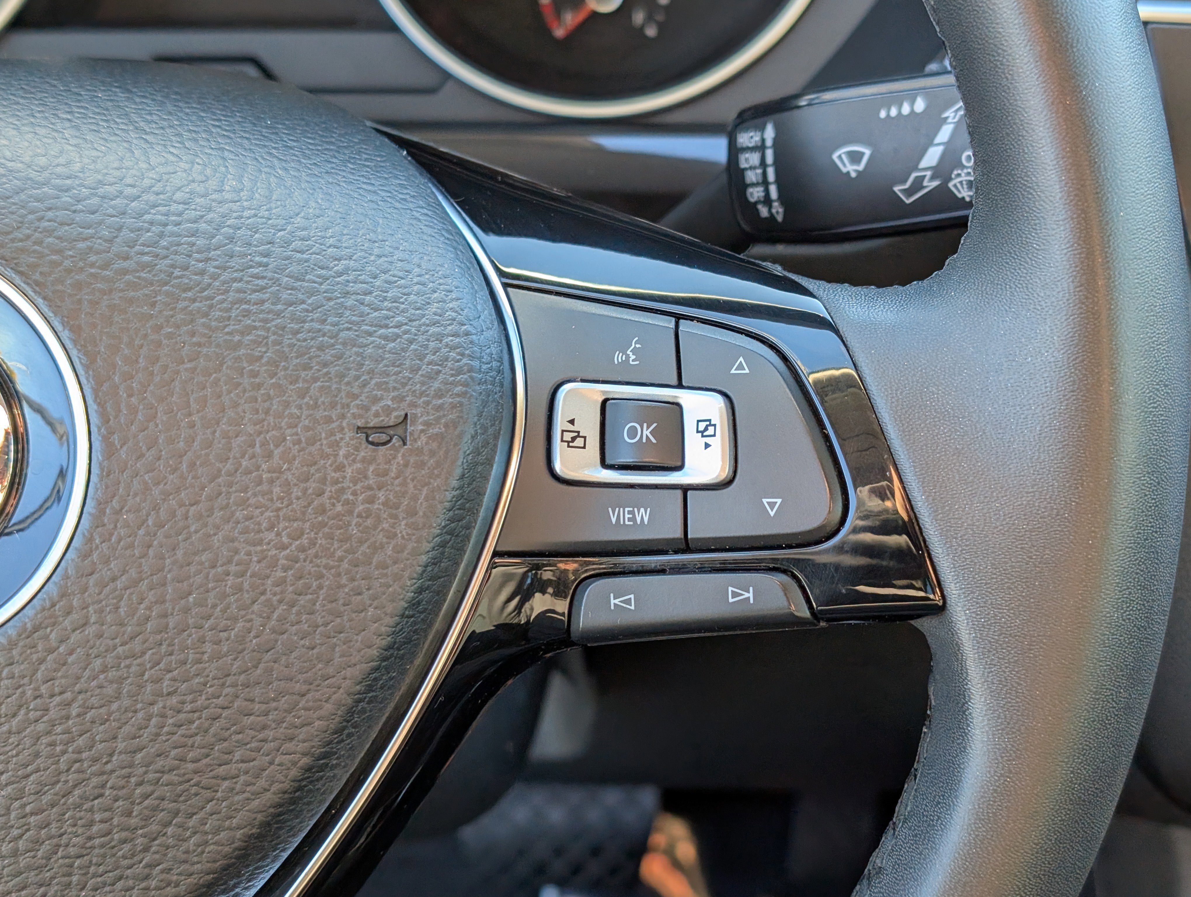 Used 2020 Volkswagen Tiguan SE image 23