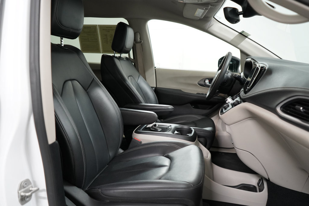 Used 2024 Chrysler Pacifica Limited FWD image 24