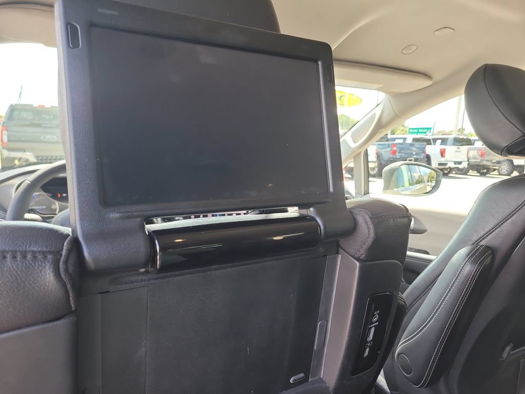 Used 2022 Chrysler Pacifica Touring-L w/ Uconnect Theater Family Group FWD image 11