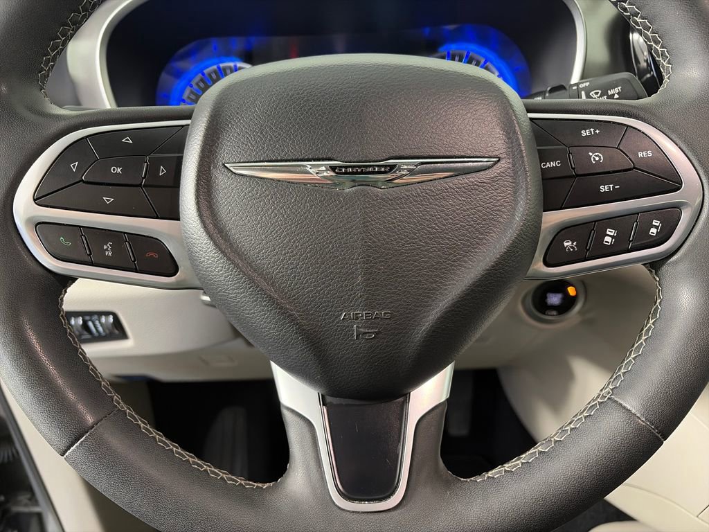 Used 2023 Chrysler Pacifica Touring-L FWD image 15