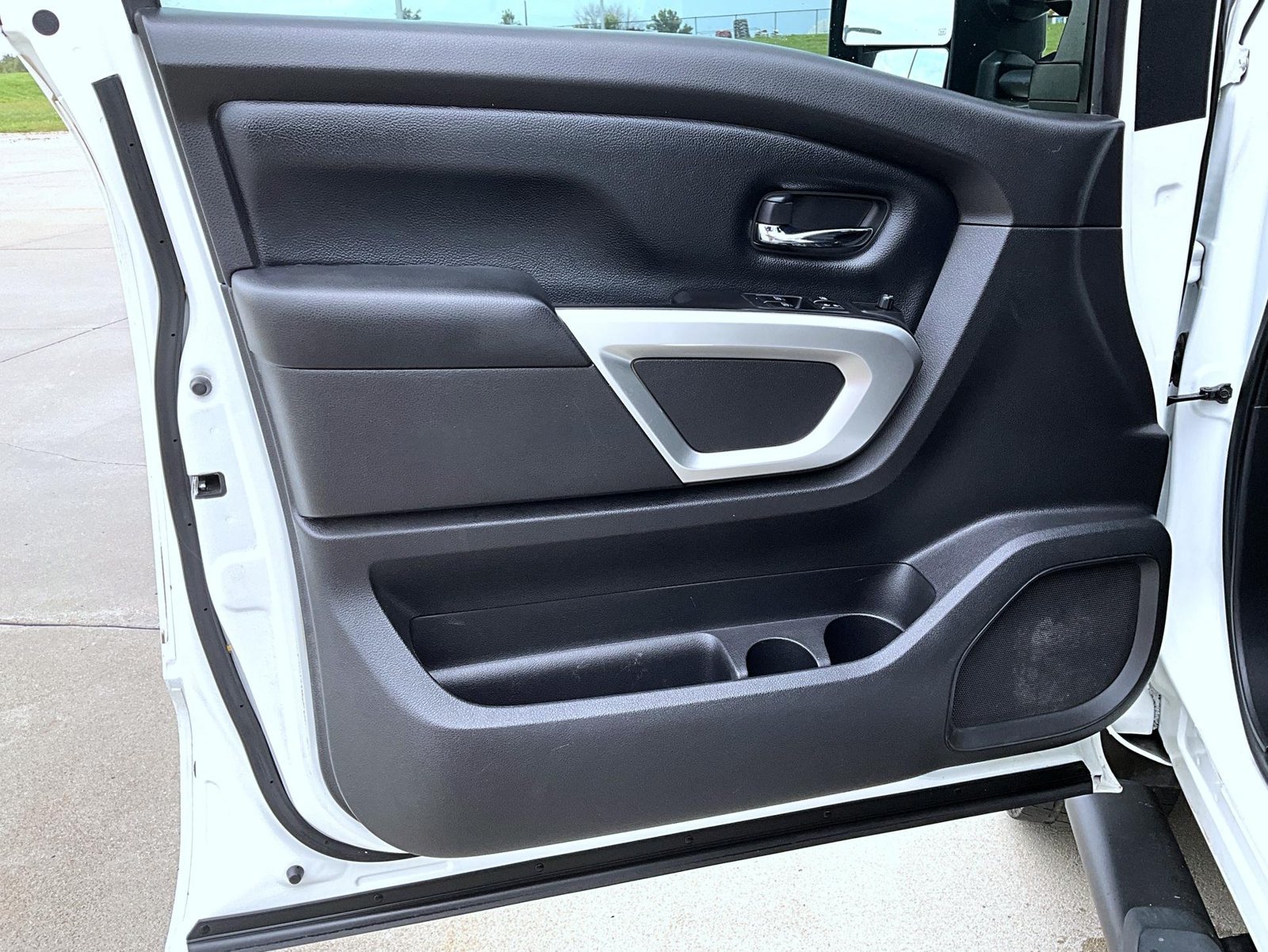 Used 2017 Nissan Titan SV AWD/4WD image 9