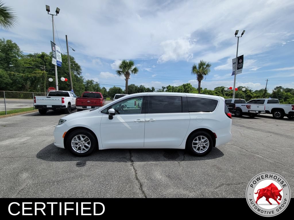 Used 2023 Chrysler Pacifica Touring-L FWD image 3