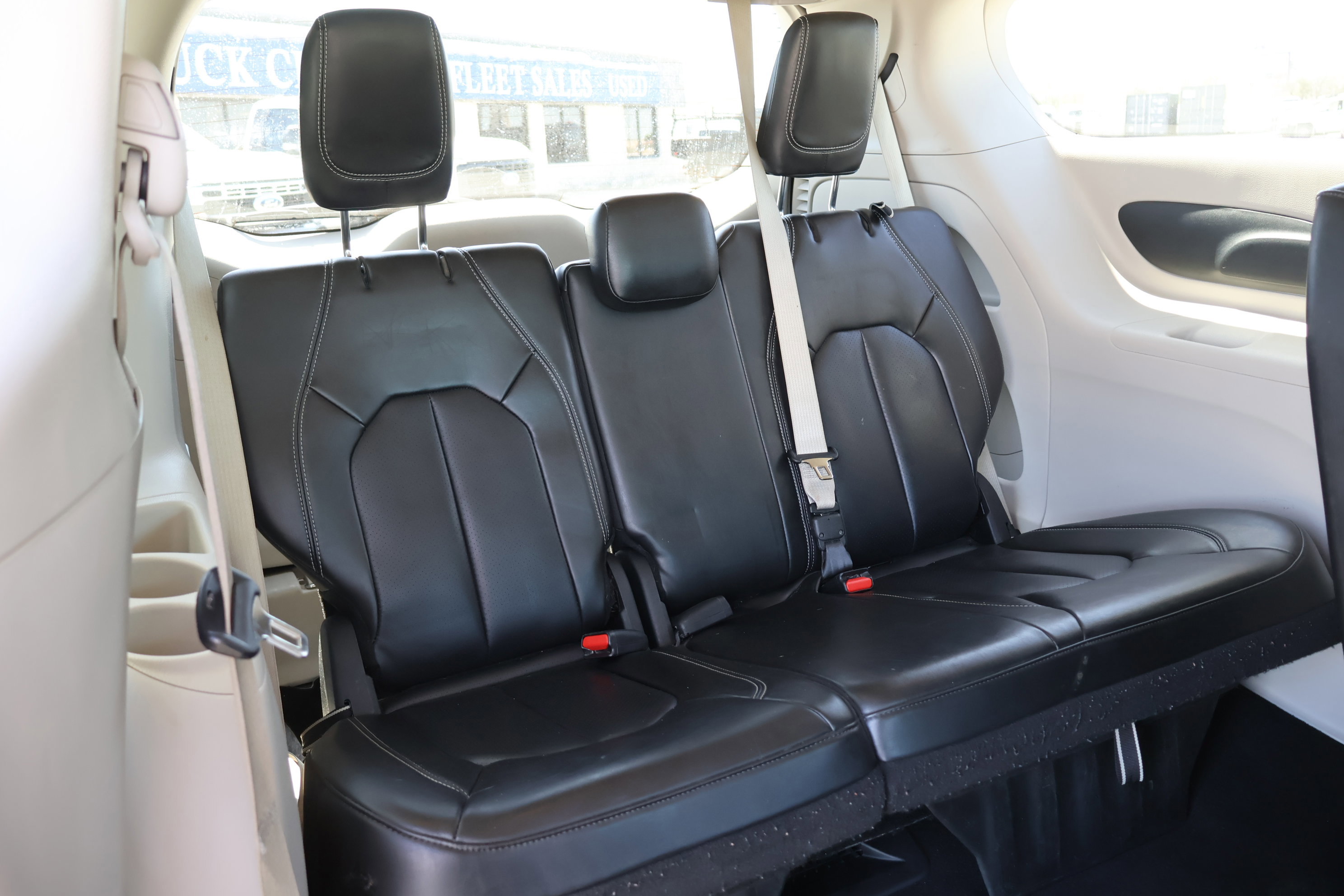 Used 2023 Chrysler Pacifica Touring-L image 34