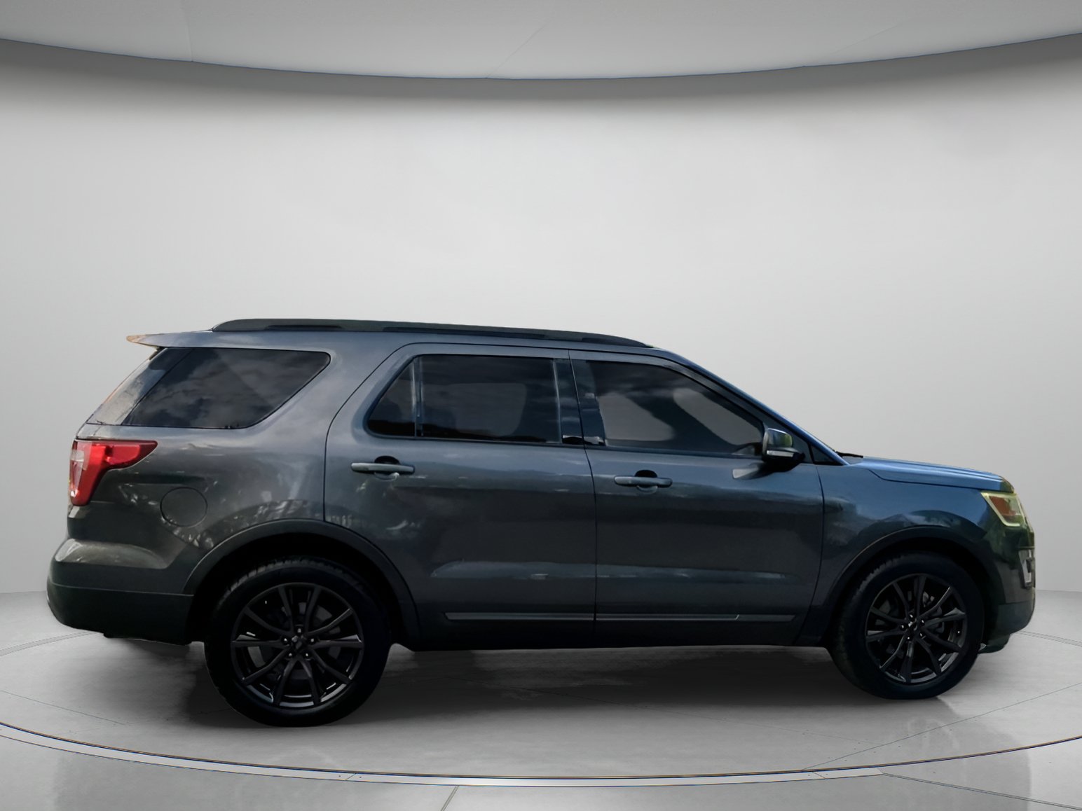 Certified 2017 Ford Explorer XLT w/ Equipment Group 202A FWD image 31