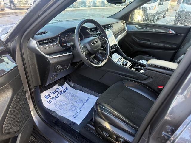 Used 2023 Jeep Grand Cherokee Altitude AWD/4WD image 7