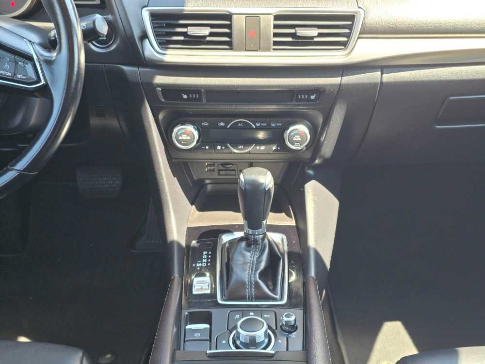 Used 2018 MAZDA MAZDA3 Touring FWD image 13