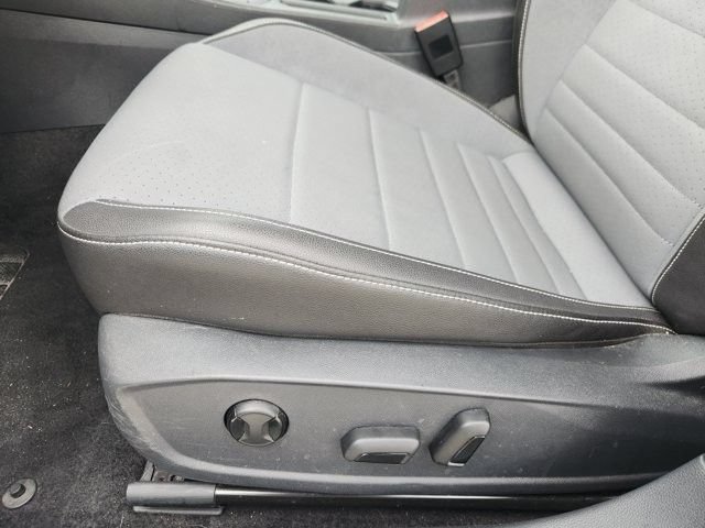 Used 2025 Volkswagen Jetta SE FWD image 23