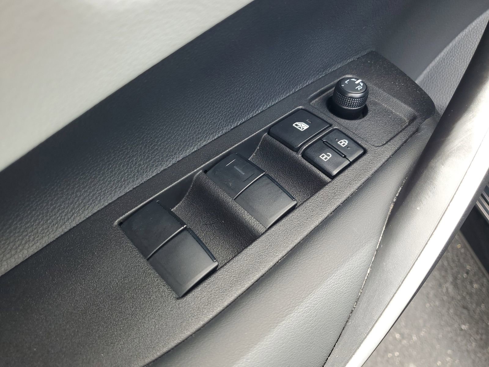 Used 2025 Toyota Corolla SE FWD image 15