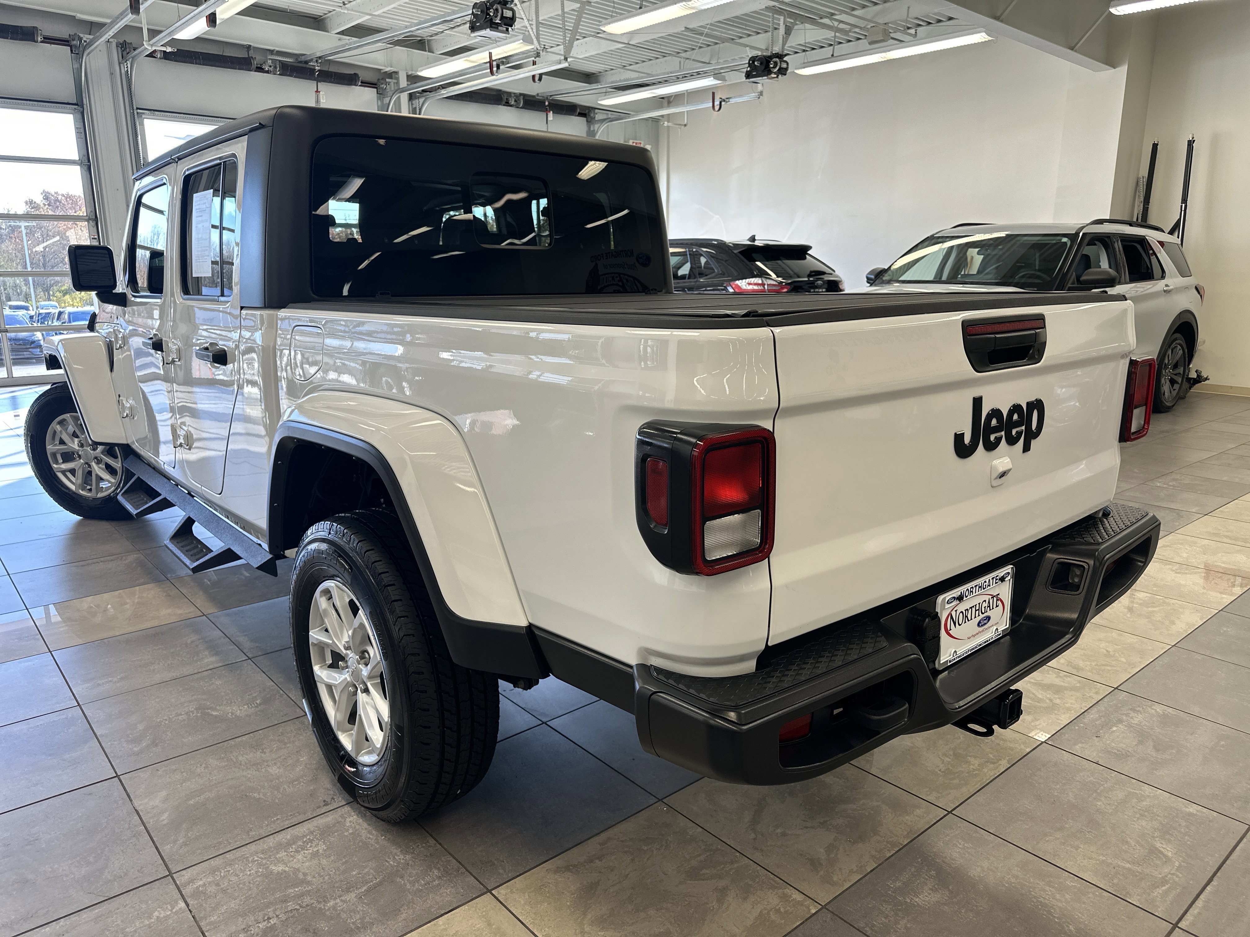 Used 2023 Jeep Gladiator Sport image 3