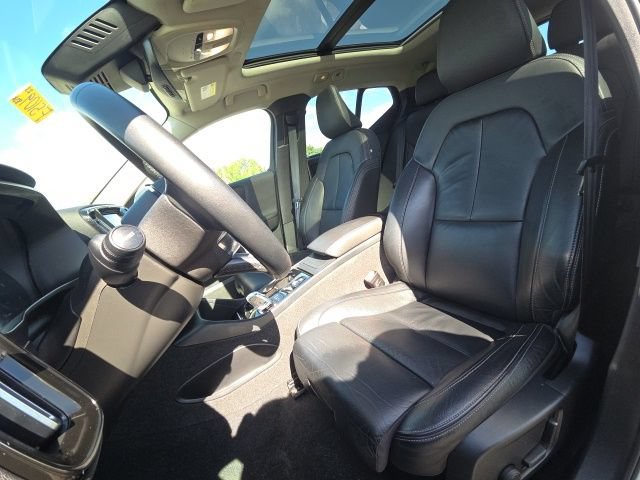 Used 2023 Volvo XC40 B5 Plus AWD/4WD image 26