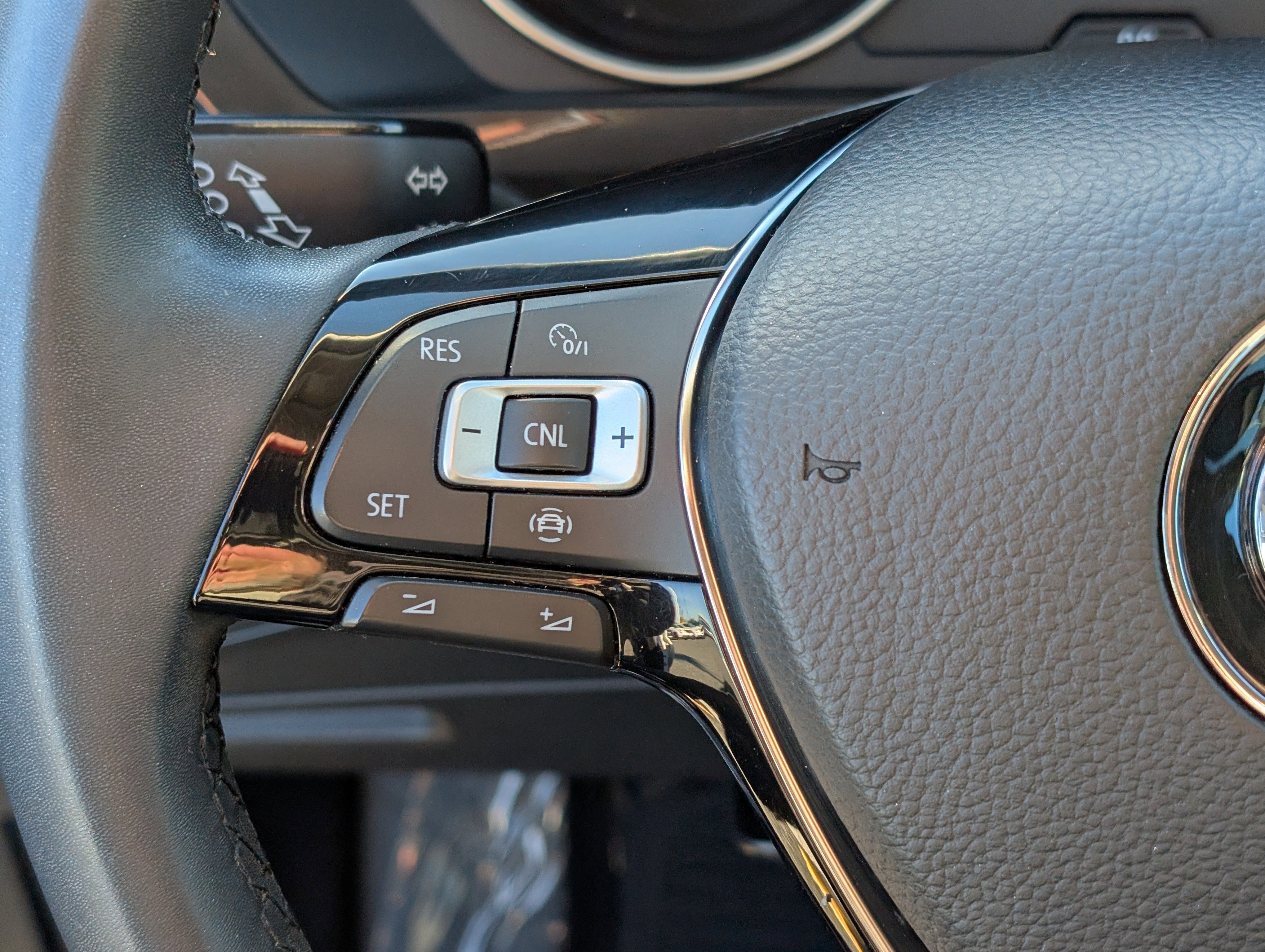 Used 2020 Volkswagen Tiguan SE image 22