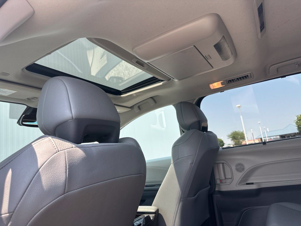 Used 2021 Toyota Sienna XLE w/ XLE Plus Package FWD image 18