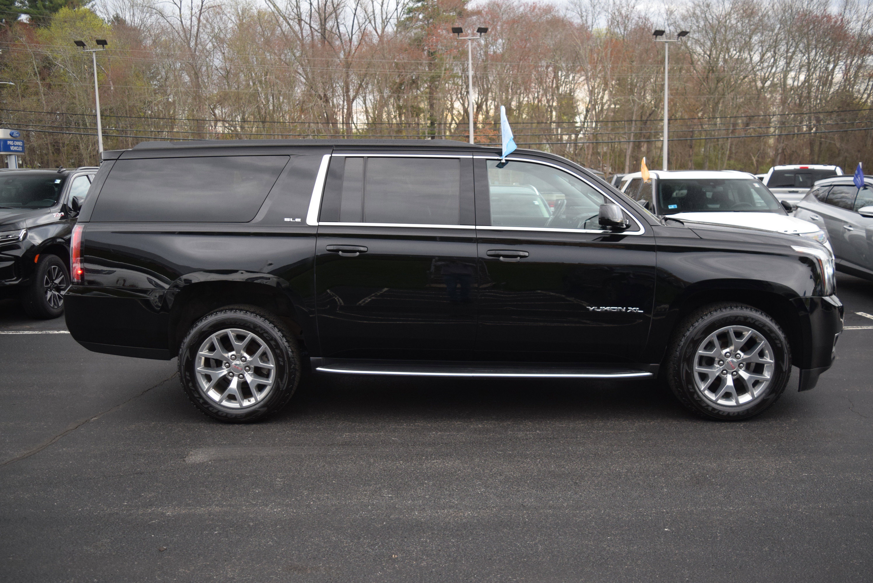 Used 2019 GMC Yukon XL SLE w/ SLE Value Package image 3