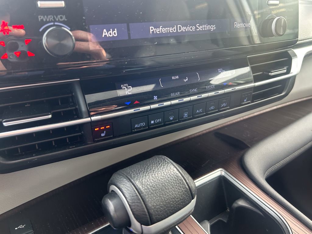 Used 2021 Toyota Sienna XLE image 25