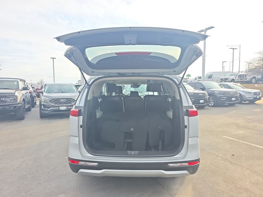 Used 2023 Kia Carnival LX FWD image 10