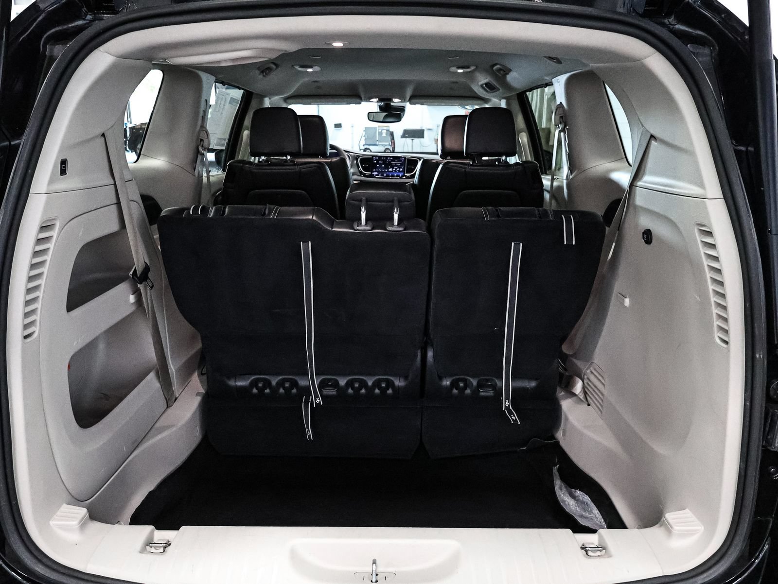 Used 2023 Chrysler Pacifica Touring-L FWD image 17