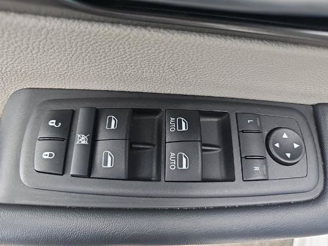 Used 2024 Chrysler Pacifica Touring-L FWD image 26