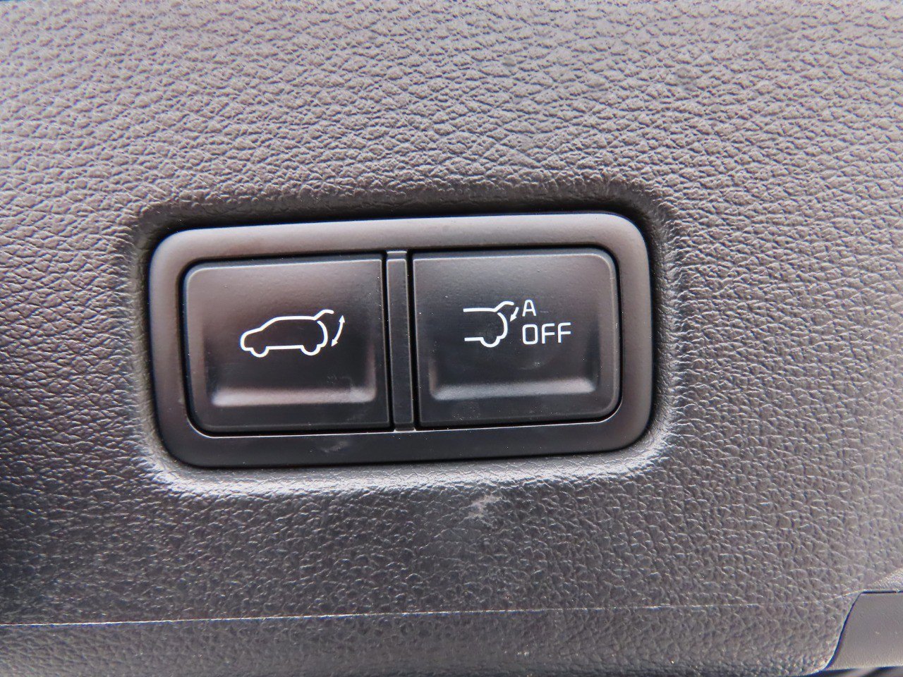 Used 2024 Kia Telluride EX w/ EX Captain's Chair Package image 16