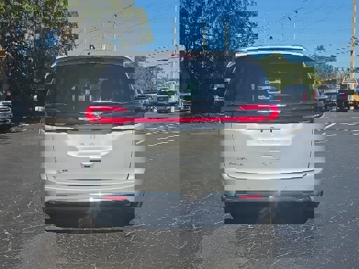 Used 2024 Chrysler Pacifica Touring-L image 13