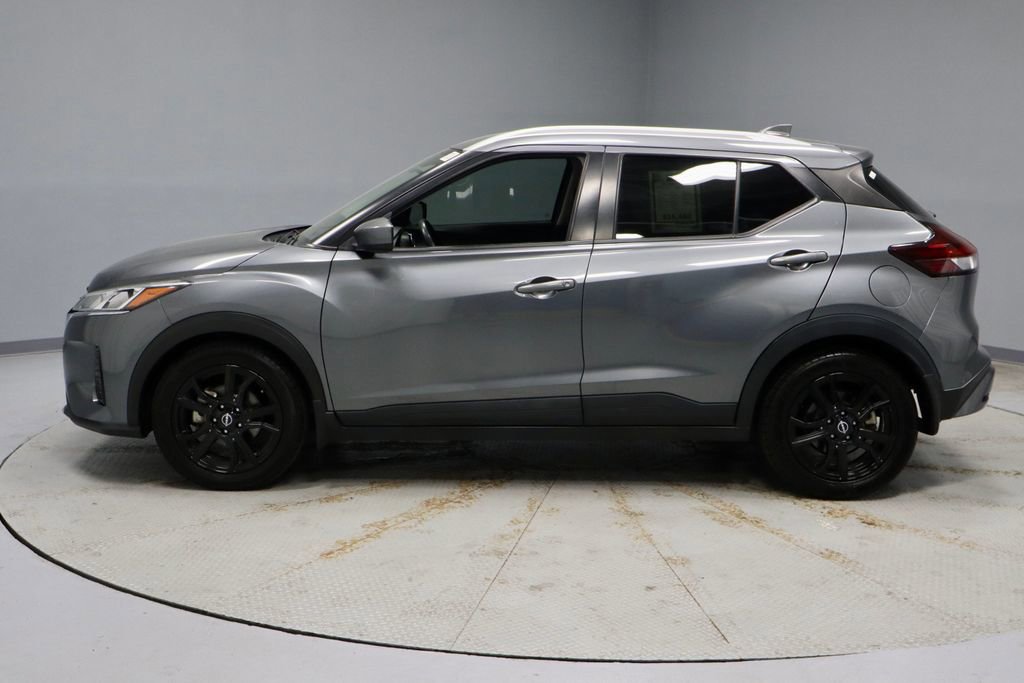Used 2022 Nissan Kicks SV image 2