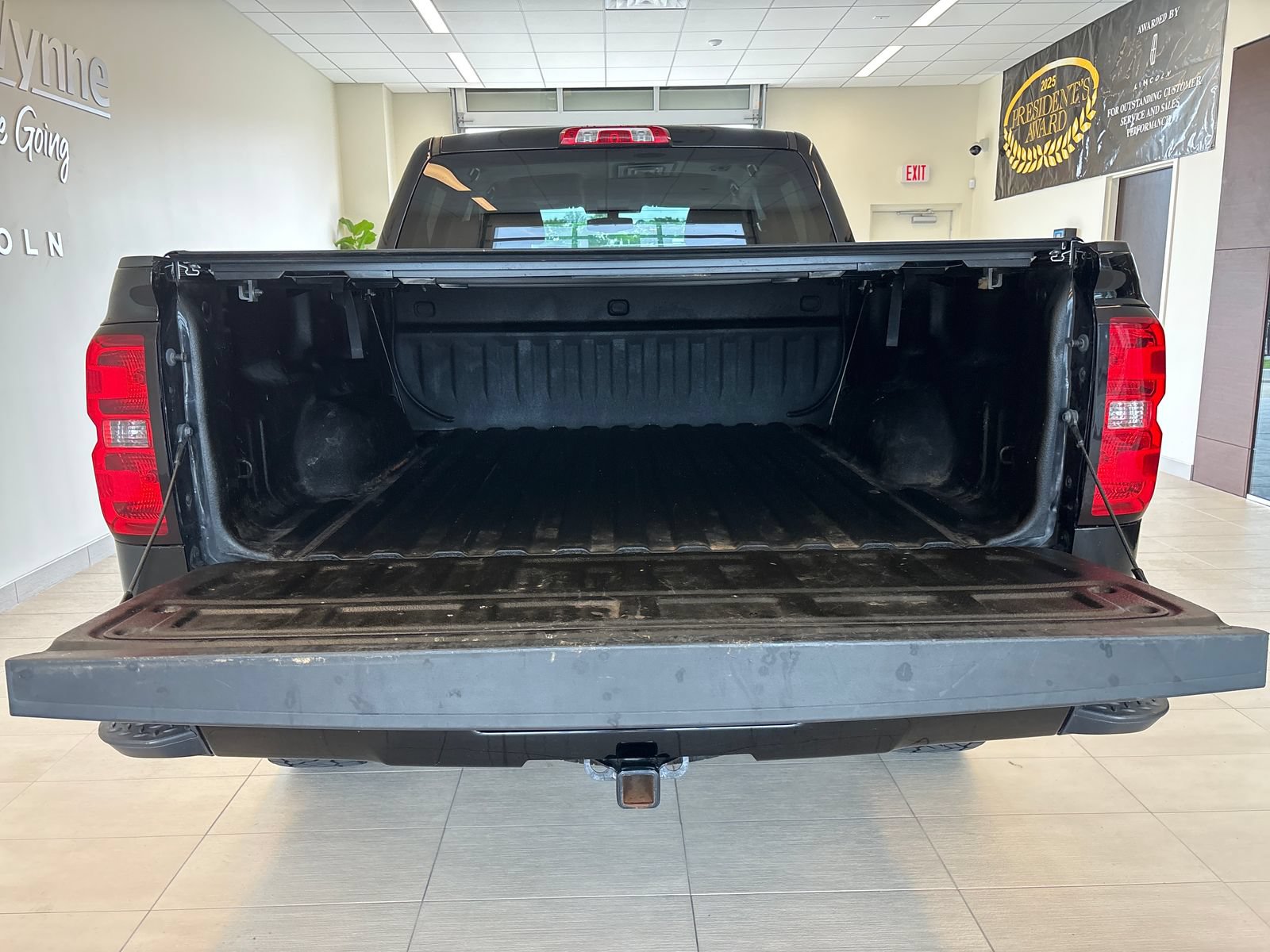 Used 2018 Chevrolet Silverado 1500 Custom w/ Custom Value Package AWD/4WD image 10
