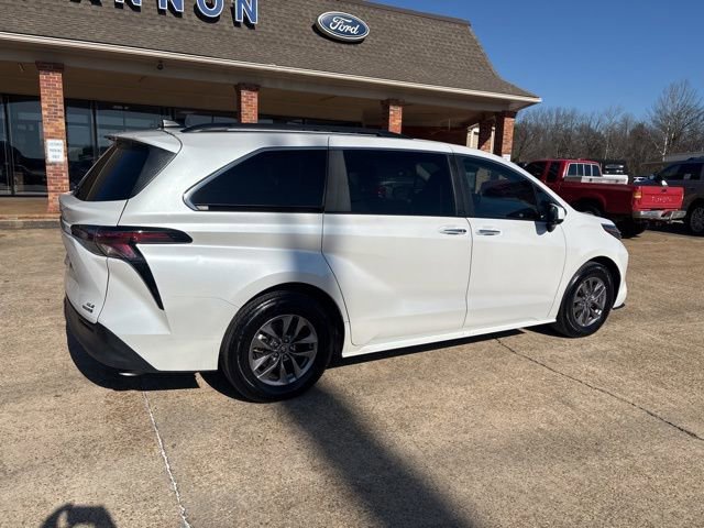 Used 2024 Toyota Sienna XLE image 6