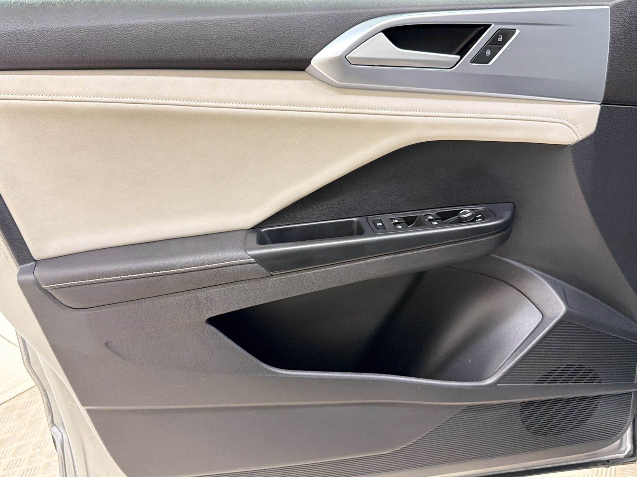 Used 2025 Volkswagen Taos SE FWD image 13