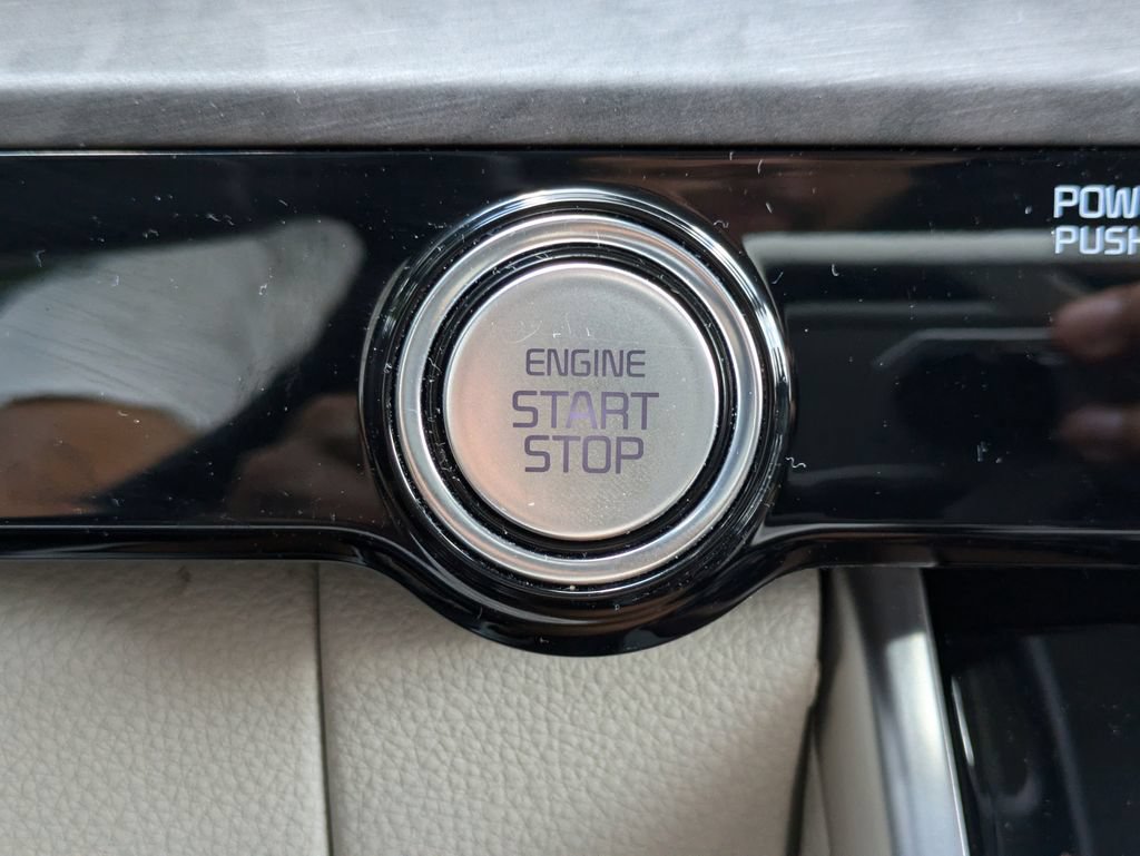 Used 2024 Kia Carnival EX FWD image 29