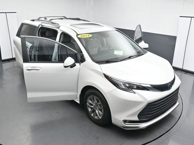 Used 2024 Toyota Sienna XLE FWD image 36