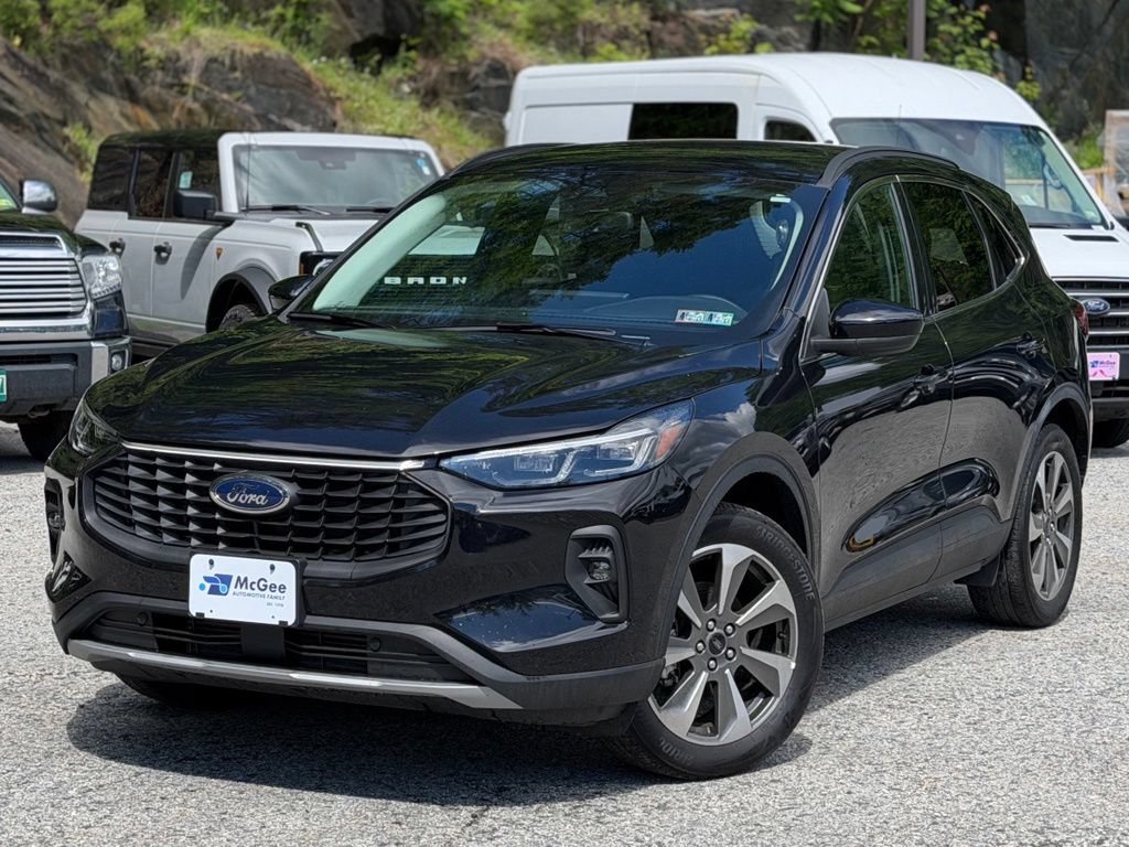 Certified 2025 Ford Escape Platinum AWD/4WD image 1
