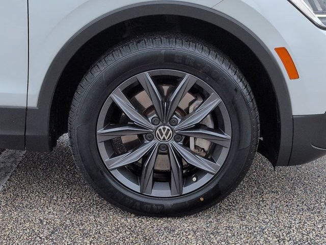 Used 2022 Volkswagen Tiguan SE w/ Panoramic Sunroof Package FWD image 11