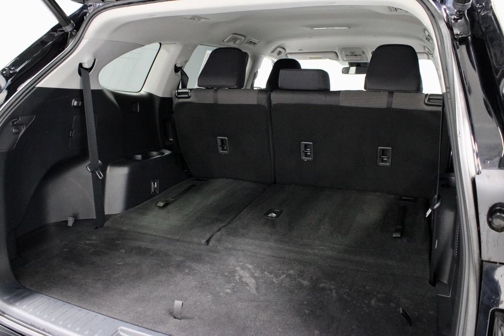 Used 2022 Toyota Highlander LE AWD/4WD image 12