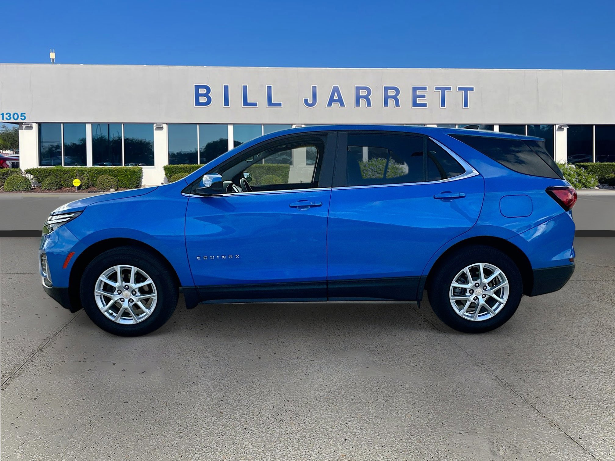 Used 2024 Chevrolet Equinox LT image 2