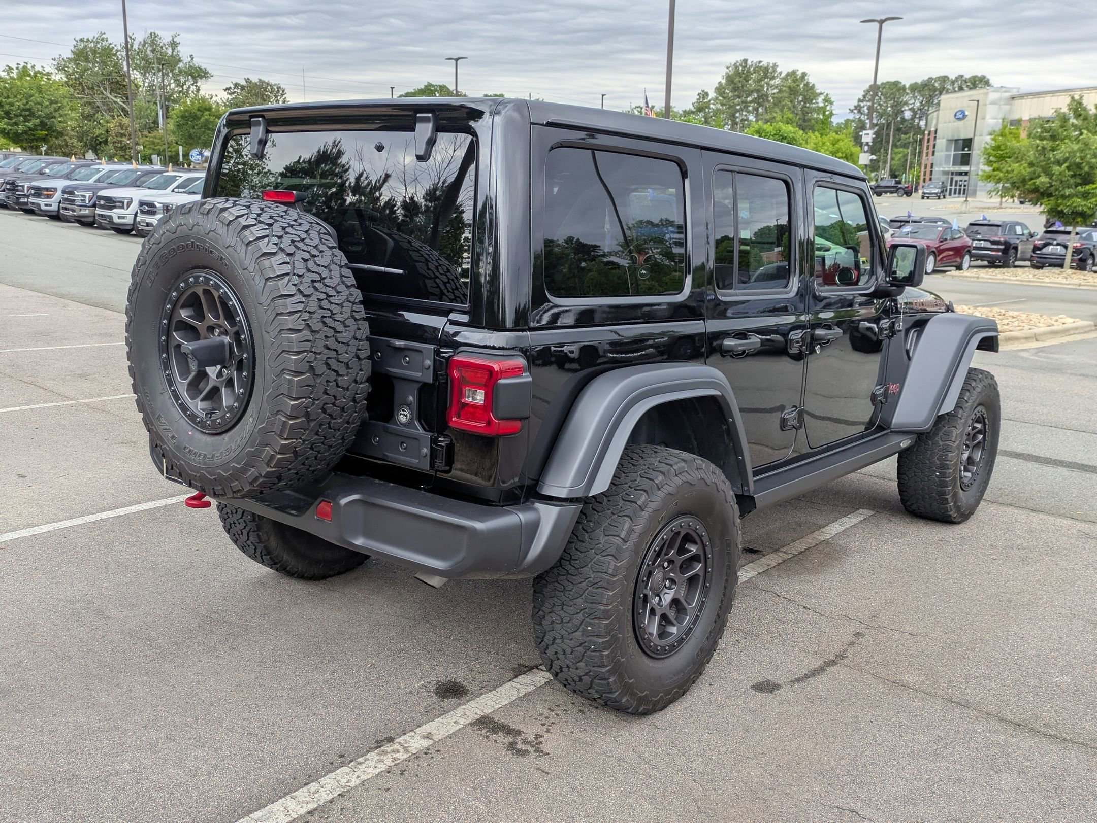 Used 2023 Jeep Wrangler Unlimited Rubicon w/ Xtreme 35 Tire Package AWD/4WD image 4