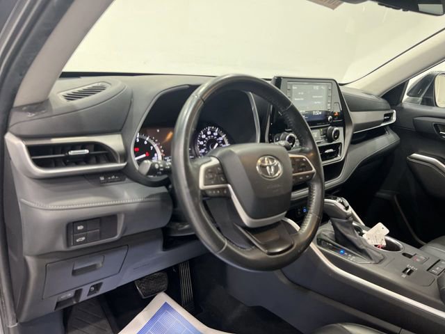 Used 2022 Toyota Highlander XLE FWD image 9