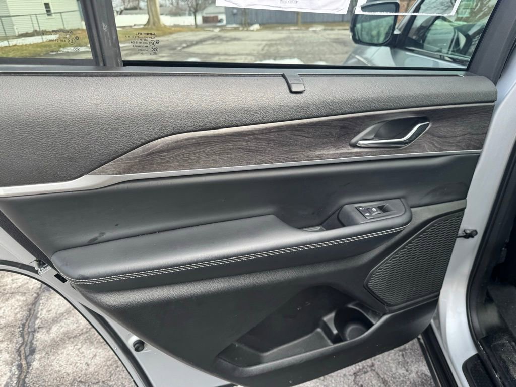 Used 2024 Jeep Grand Cherokee L Limited w/ Luxury Tech Group II image 40