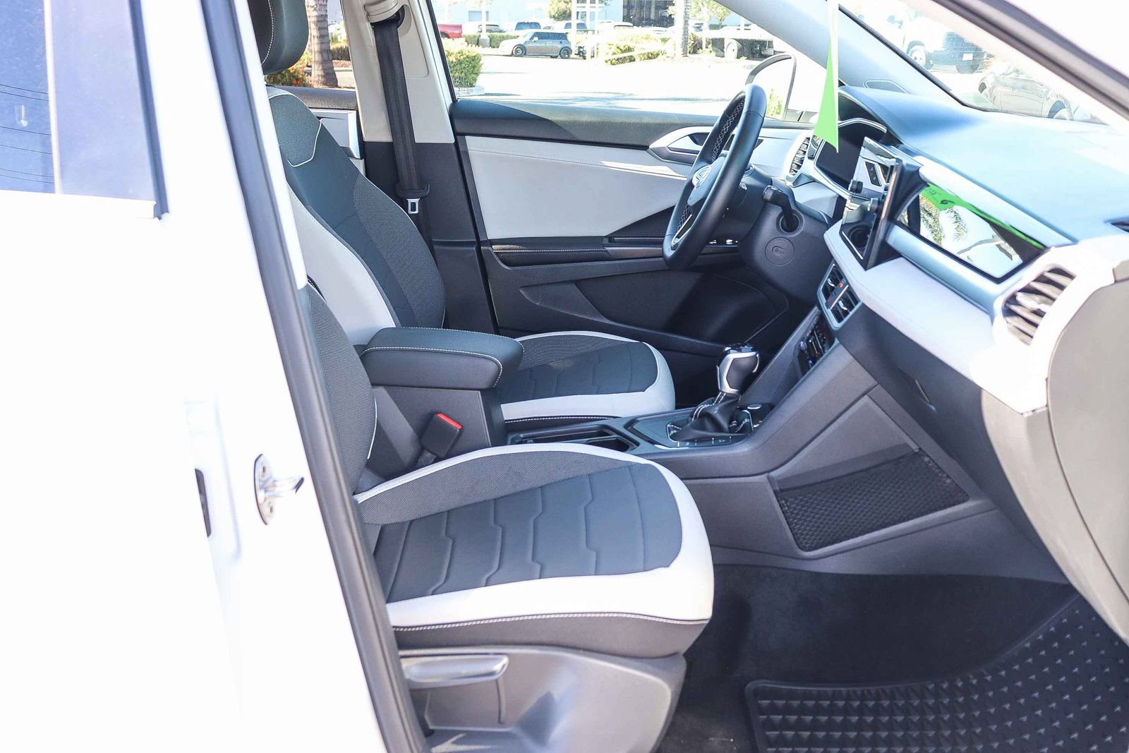 Used 2025 Volkswagen Taos SE w/ Panoramic Sunroof Package FWD image 16
