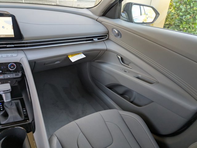Used 2025 Hyundai Elantra SEL image 14