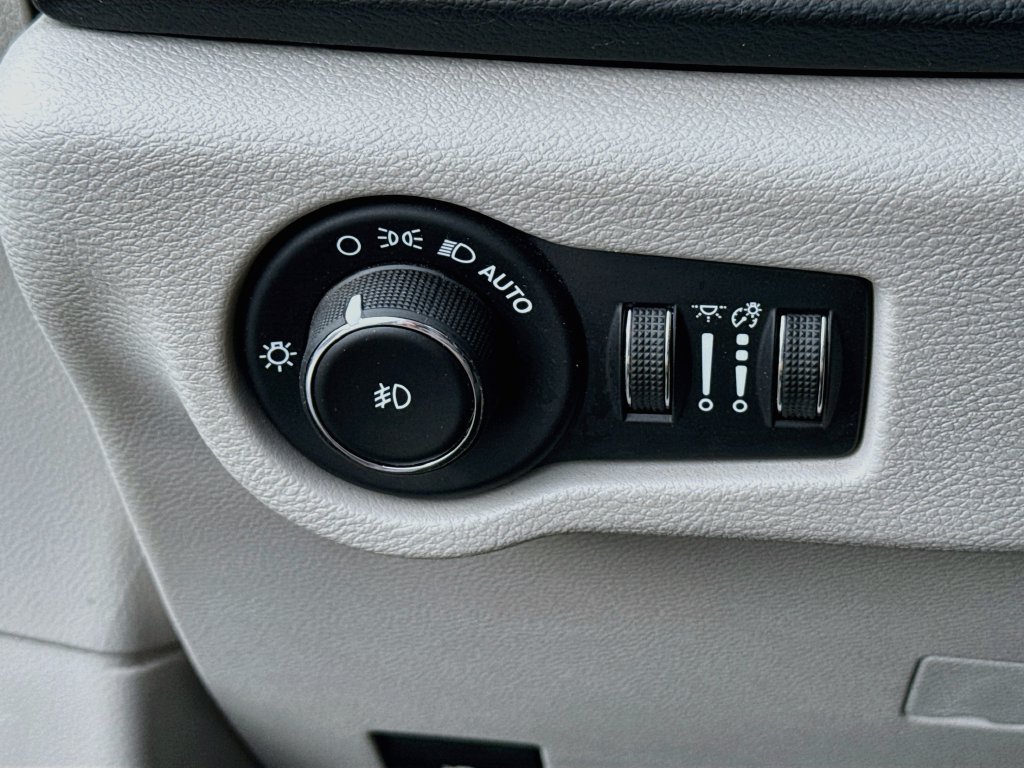 Used 2019 Chrysler Pacifica Touring Plus w/ Advanced Safetytec Group FWD image 10