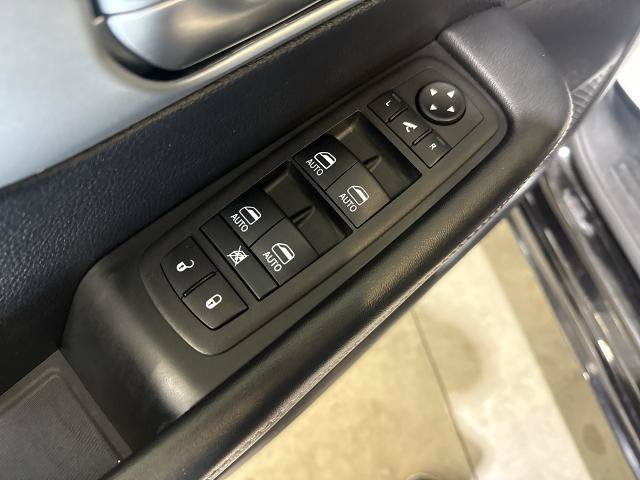Used 2025 Chrysler Pacifica Limited FWD image 12