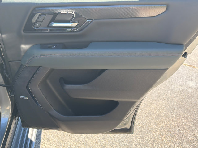 Used 2025 GMC Yukon AT4 w/ AT4 Premium Package AWD/4WD image 18