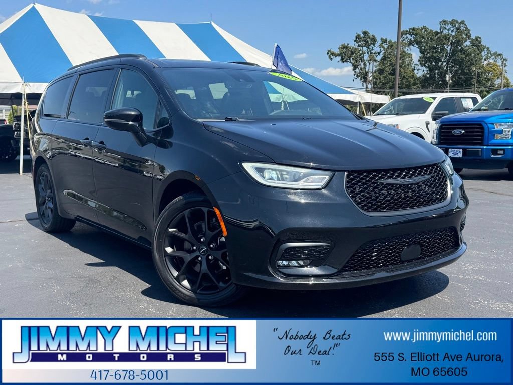 Used 2025 Chrysler Pacifica Limited FWD image 1