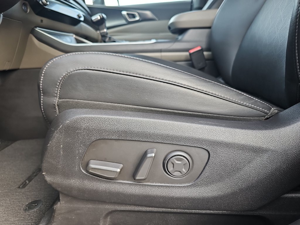 Used 2025 Kia Carnival FWD image 26