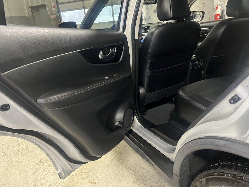 Used 2017 Nissan Rogue SL image 36