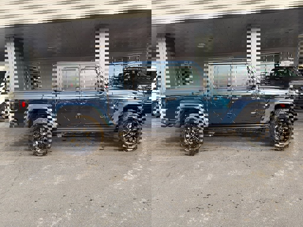 Used 2025 Jeep Gladiator Sport image 3